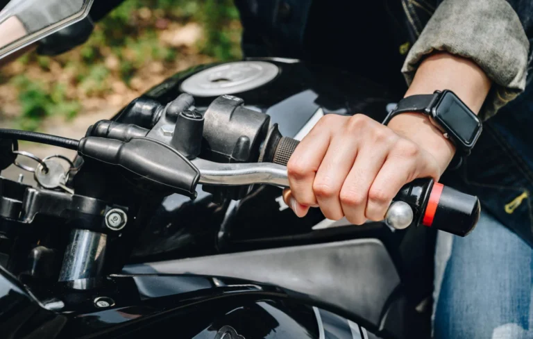 دليل المبتدئين: أساسيات التحكم في الدراجة النارية